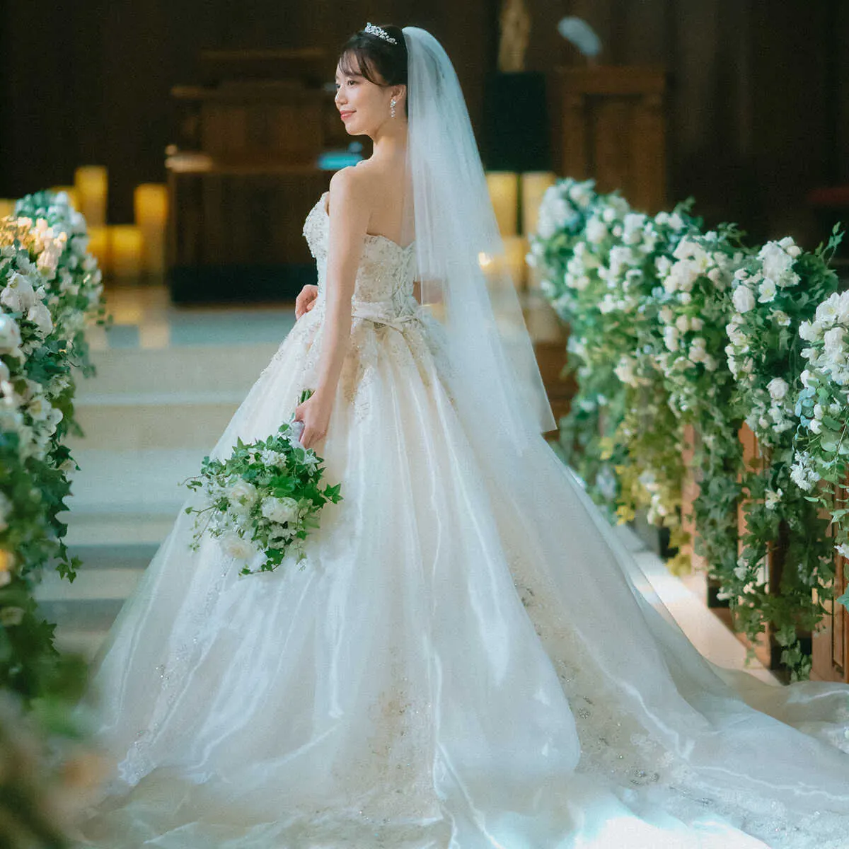 大聖堂に立つベールの新婦