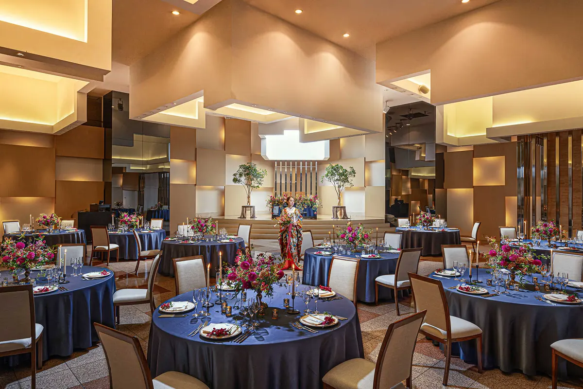 シャンデリアの下に円卓が並ぶ披露宴会場
